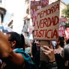Manifestantes marchan con motivo del Día de la Memoria este domingo, en Buenos Aires (Argentina).