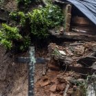 Afectaciones en un cementerio causadas por las fuertes lluvias, en Petrópolis, Río de Janeiro (Brasil).