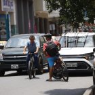 En Clemente Ballén y Lorenzo de Garaycoa, un ciclista pasa por alto el hecho de que la vía es de un solo sentido.