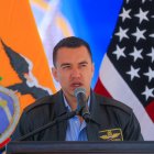El presidente de Ecuador, Daniel Noboa, pronuncia un discurso durante la ceremonia de recepción de un avión Hércules C-130