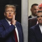 El expresidente de Estados Unidos Donald Trump levanta el puño tras salir de un tribunal de apelaciones de Nueva York que autorizó al magnate a pagar una fianza menor de la establecida en un principio en un caso de fraude civil.