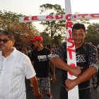 Un migrante sostiene una cruz durante una caravana que se dirige a Ciudad de México, este lunes en Tapachula (México).