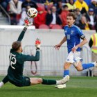 El entrenador español valoró el debut en la Tricolor del arquero Javier Burrai.