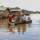 Habitantes de una aldea Keniata se desplazan en barca debido a las inundaciones relacionadas con el fenómeno de El Niño.