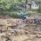 Los equipos de rescate tratan de localizar a los desaparecidos entre las montañas de escombros dejadas por la avalancha que golpeó decenas de casas.