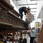 1. Religión. Ángel junto a su nieto forman parte de la comisión de andas, dejan listo para que un día previo a la procesión le decoran con rosas.