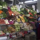Plaza. Los comerciantes de los mercados municipales aseguran que los alimentos llegan caros desde el mercado de mayoristas, de Montebello.