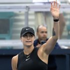 La tenista bielorrusa Aryna Sabalenka se mostró desconcentrada tras no encontrar el camino ante Anhelina Kalinina y caer por  6-4, 1-6, 6-1.