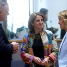 El ministro de Medioambiente, Clima y Energía de Eslovenia, Bojan Kumer, (izda); la ministra de Transición Ecológica de España, Teresa Ribera, y la ministra alemana de Medioambiente, Steffi Lemke, (dcha), dialogan al comienzo de la reunión de ministros de Medioambiente que se celebra en Bruselas