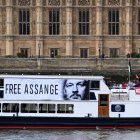 Una embarcación exhibe una cartel con el rostro de Julian Assange, que lleva casi 14 años de cautiverio en Inglaterra sin haber sido condenado por ningún delito.