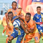 Jugadores de Libertad y Delfín en plena disputa durante una jugada en el Jocay de Manta