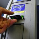 Transacción.- Una persona utiliza un cajero automático.