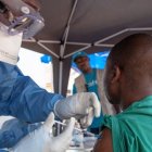 Personal médico vacuna a un ciudadano como medida de prevención contra el ébola en Beni, República Democrática del Congo.