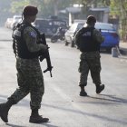 Soldados patrullan el 19 de marzo de 2024 en una calle del Reparto La Campanera, uno de los barrios que registraba mayor presencia de pandillas, en Soyapango (El Salvador).