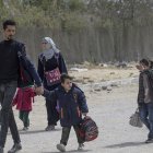 Palestinos desplazados internos,cargan sus pertenencias después de que el ejército israelí pidiera a los residentes de Jan Yunis y se dirigieran a campamentos en Rafah.