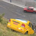 El taxi cayó por una pendiente, frente al estadio de Liga, en el norte de Quito.