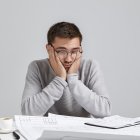 Procrastinar es el hábito de postergar las tareas hasta el último momento.