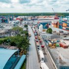 Terminal.- La larga fila de transportes que se forman al ingreso de los puertos que quedan en la Isla Trinitaria.