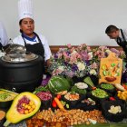 Fotografía de cocineros que preparan una sopa tradicional de pescado que se acostumbra a elaborar en semana santa con doce ingredientes, entre los que destacan granos andinos como el choclo, entre otras variedades de maíz, el 21 de marzo de 2024, en Quito (Ecuador).