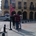 Grupos de turistas buscan diferentes actividades para conocer la ciudad.