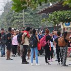 Migrantes se reúnen cerca del paso del Coyote, principal acceso de para entrar a México, en Ciudad Hidalgo, estado de Chiapas (México).