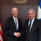 El primer ministro israelí, Benjamín Netanyahu (d), en una reunión con el senador estadounidense Rick Scott, de visita en Israel.
