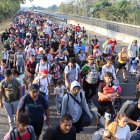 Migrantes caminan en una caravana llamada "Viacrucis migrante" la cual se dirige hacia Ciudad de México, en Tapachula