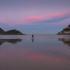 Archivo. Dos personas corren al amanecer por la orilla de la playa de La Concha de San Sebastián