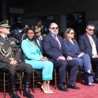 La fiscal junto al presidente de la Asamblea en el evento de relevo de guardia legislativa.