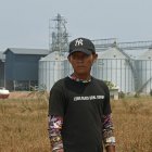 Un indígena sikuani junto a una estructura agrícola perteneciente a los menonitas