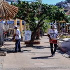 Trabajadores participan en una jornada de fumigación en zonas propensas a la proliferación de los mosquitos transmisores del dengue, en Acapulco (México).
