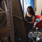 La artista uruguaya María Noel Silvera pintando una de las obras que integran la muestra "Libertadoras.