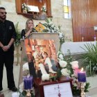 Nino Touma y María del Mar Proaño junto a las cenizas.