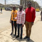 Rutina. Marvins Ouma (centro) esquiva con su bastón de invidente las grietas que se abren a su paso.