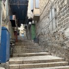 Tiendas con pocos clientes y pocos peregrinos, mientras los palestinos cristianos, muchos residentes en Cisjordania, no han obtenido permisos para visitar la ciudad santa.