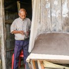 Figura. José Godoy, de 73 años, teje sus atarrayas en su domicilio.