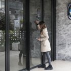 Una mujer llega a la entrada de la embajada de Argentina este jueves, en Bogotá