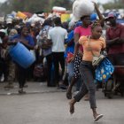 Haitianos cruzan la frontera desde Oaunaminthe (Haití) para abastecerse de productos, principalmente alimentos, en el Mercado Binacional en Dajabón (República Dominicana).
