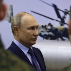 El presidente ruso, Vladimir Putin, habla con pilotos militares durante su visita al Centro Estatal para el despliegue y el reciclaje del personal de vuelo del Ministerio de Defensa ruso en Torzhok, en la región de Tver, Rusia, el 27 de marzo de 2024.