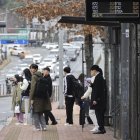 La gente espera un autobús en una estación de autobuses en Seúl, Corea del Sur, este 28 de marzo de 2024.