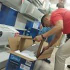 Compra. La altas temperaturas en Guayaquil ha incrementado el deseo de compra de aires acondicionados.