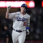 Como lanzador y bateador, Smith es destacado en los Dodgers.