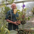 Alexenander Hirtz, botánico ecuatoriano muestra su orquidiario en su casa