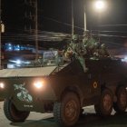 Integrantes de las fuerzas armadas resguardan los alrededores de la cárcel Regional este miércoles en Guayaquil (Ecuador).