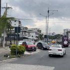 Campaña. Vehículos con el rostro del primer mandatario circulan por el norte de Guayaquil.