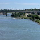 Un migrante (c) desiste de ingresar a Estados Unidos y se regresa a la población de Piedras Negras, (Cohauila, México), atravesando el Rio Bravo este sábado, en Eagle Pass, Texas (Estados Unidos).