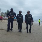 Policías resguardan una de las playas de Santa Elena.