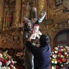 Preparativos. Los fieles se acercaron a donar flores para las imágenes que serán parte de la procesión Jesús del Gran Poder.