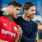 El director técnico español Xabi Alonso (d) habló sobre su continuidad en Bayer Leverkusen