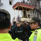 La presencia policial en la procesión Jesús del Gran Poder es evidente